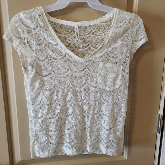 JUNIOR WOMANS AEROPOSTALE WHITE THIN TOP- SIZE MEDIUM - USED GREAT CONDITION - Picture 1 of 3